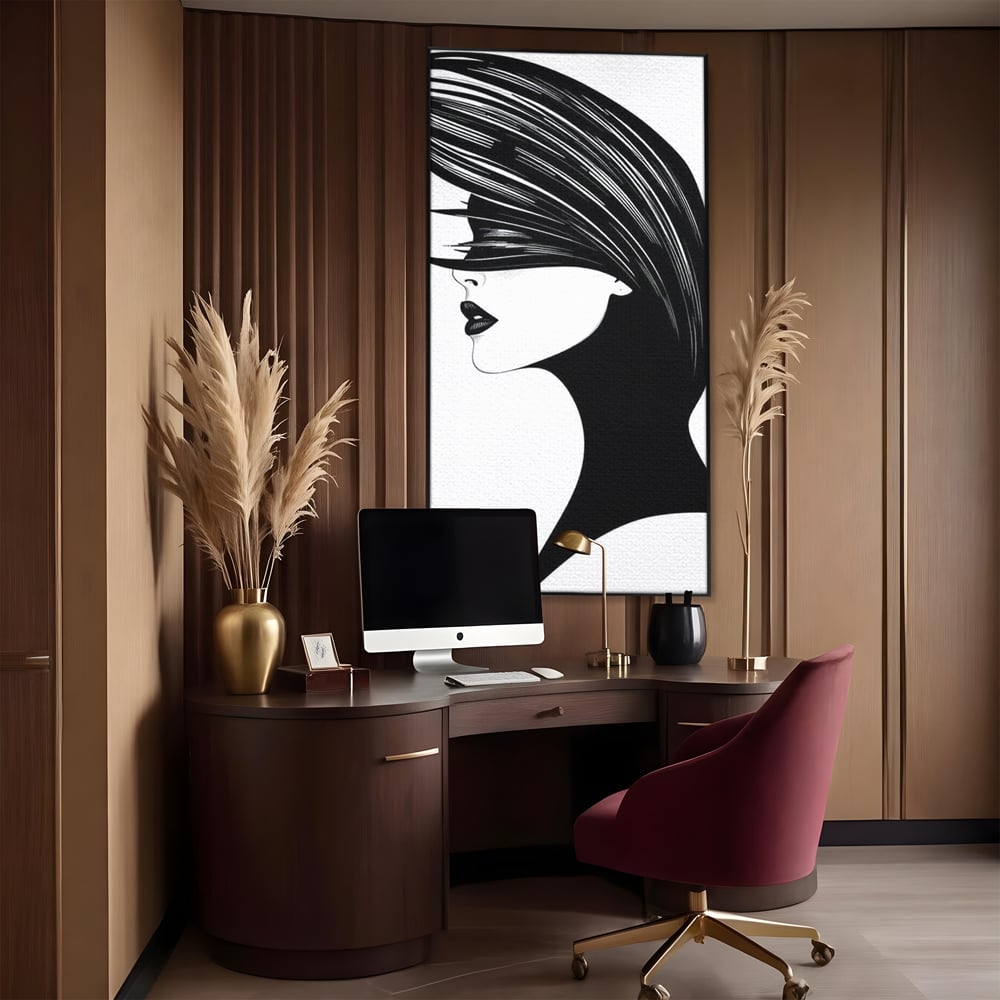 Tablou canvas cu ilustratie cu profil de femeie in alb si negru, in rama de aluminiu negru, pe perete intr-un birou